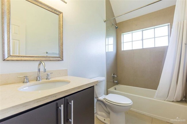 Building Photo - 15 Ivy Ave