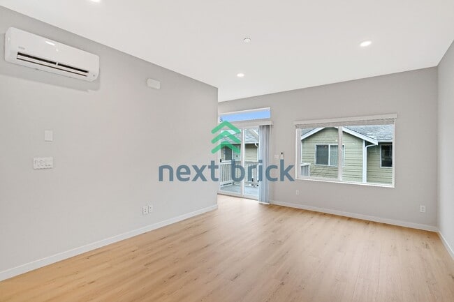 Building Photo - 3 BED & 2.5 BATH TOWNHOUSE FOR RENT