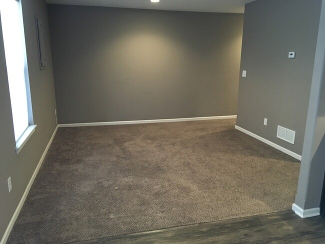 Building Photo - 3 Bed 2 Car Townhome in Grain Valley