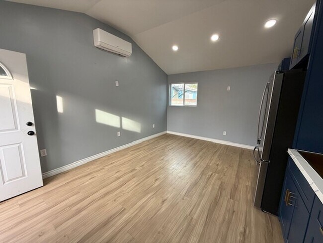 Building Photo - 1616 E Harding St