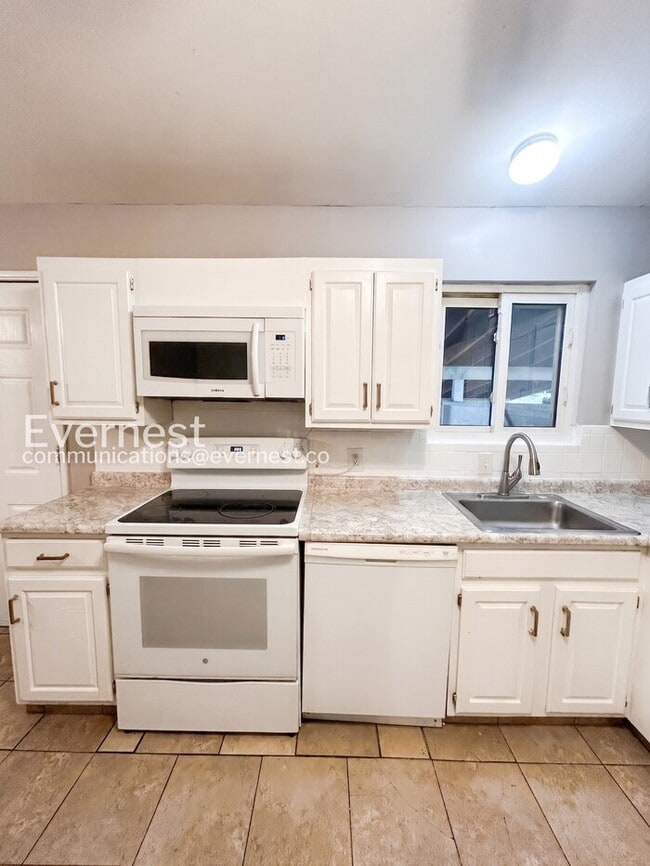 Building Photo - 560 Jamaica Pl