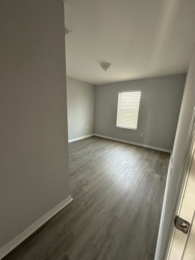 Building Photo - 4-Bedroom, 2.5-Bathroom in Saint Cloud