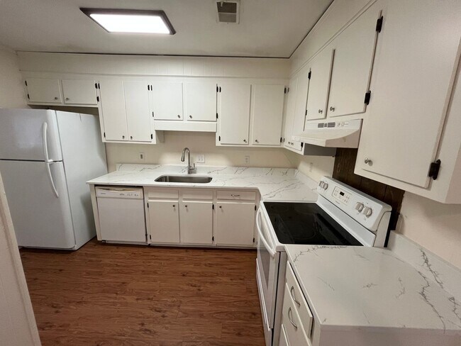 Building Photo - Lovely Ladson Brick Ranch!