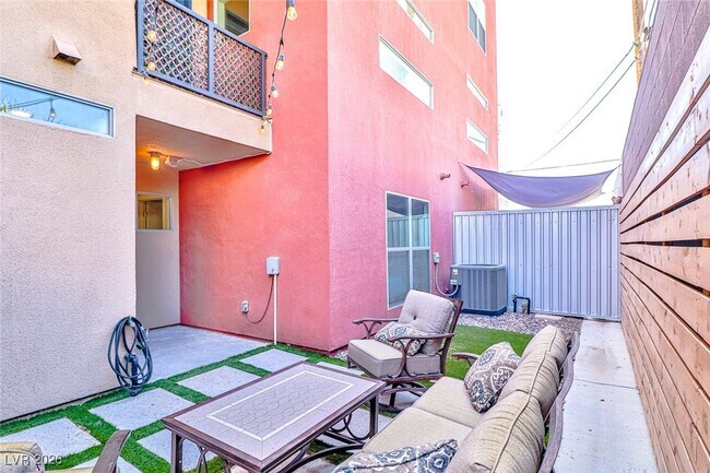 Building Photo - 251 Tower St