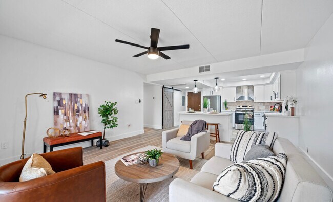 Building Photo - 7930 E Camelback Rd