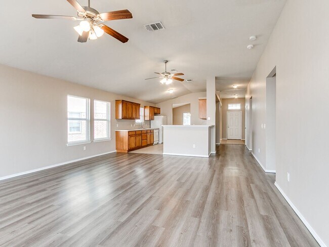 Building Photo - Beautiful Home in Edmond Community