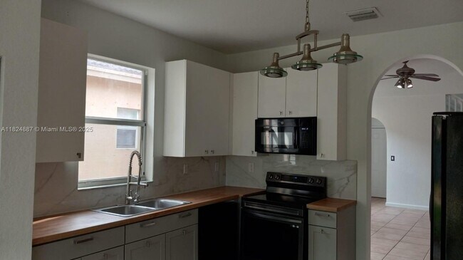Building Photo - 1037 NE 37th Pl