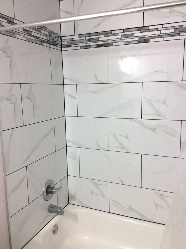 Building Photo - Totally Updated, Beautiful Duplex unit! Av...
