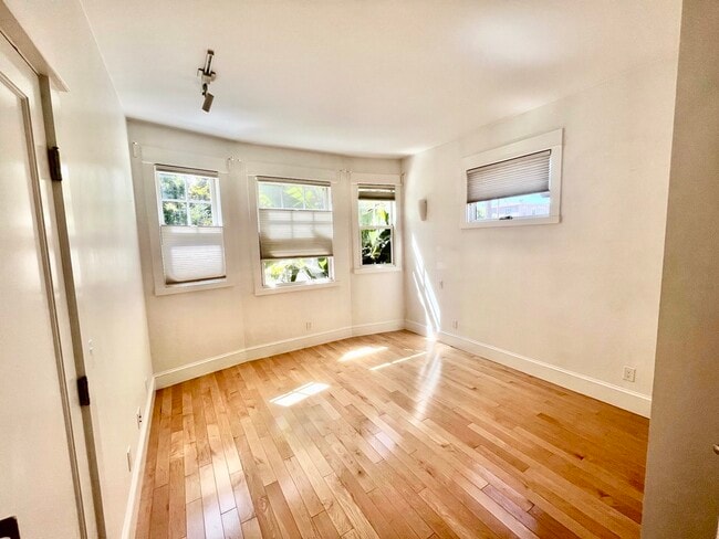 Building Photo - 3918 Webster St