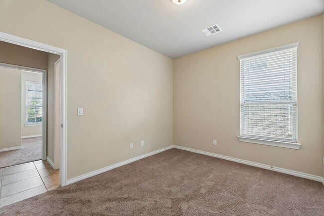 Building Photo - 3 bedroom 2 bath near Paycom!