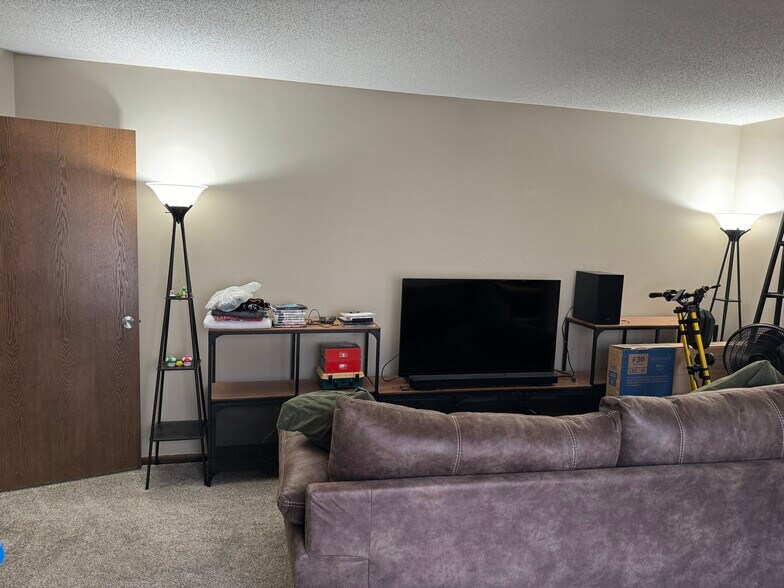 Building Photo - 422 Commodore Dr