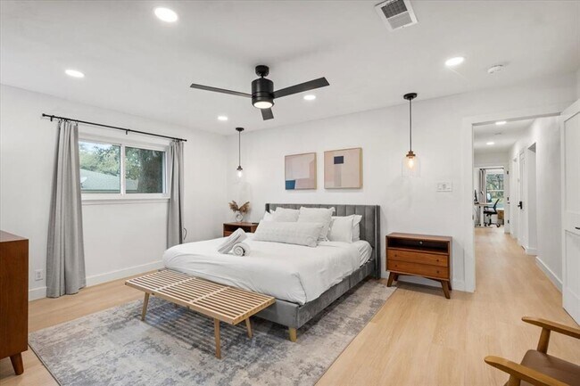 Building Photo - 9005 Balcones Club Dr