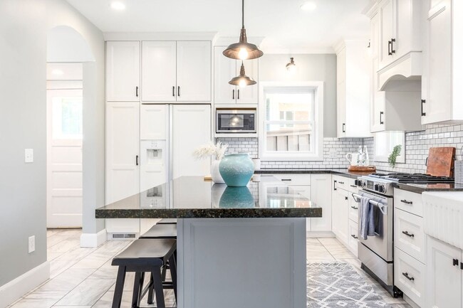 Building Photo - Elegant Sugar House Living: Finished Basement and Prime Location