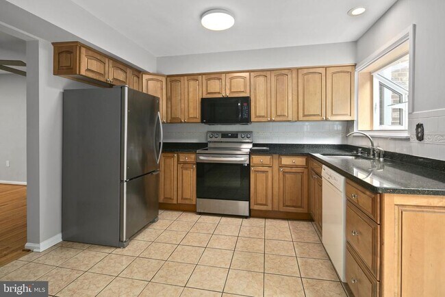 Building Photo - 2514 S Walter Reed Dr