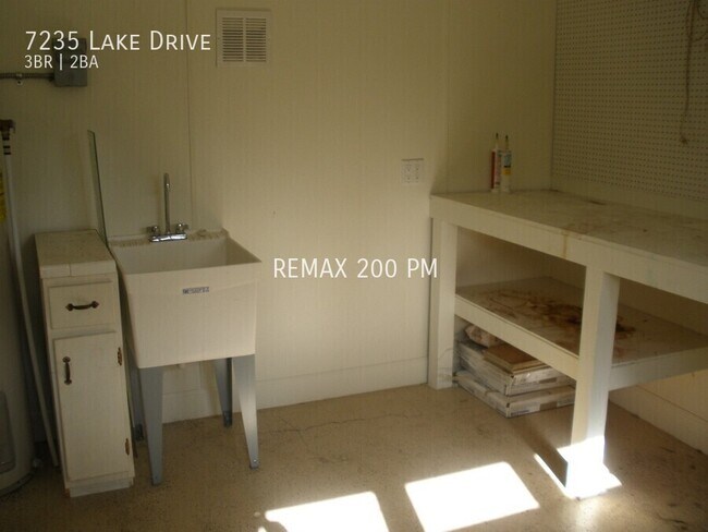Building Photo - 7235 Lake Dr