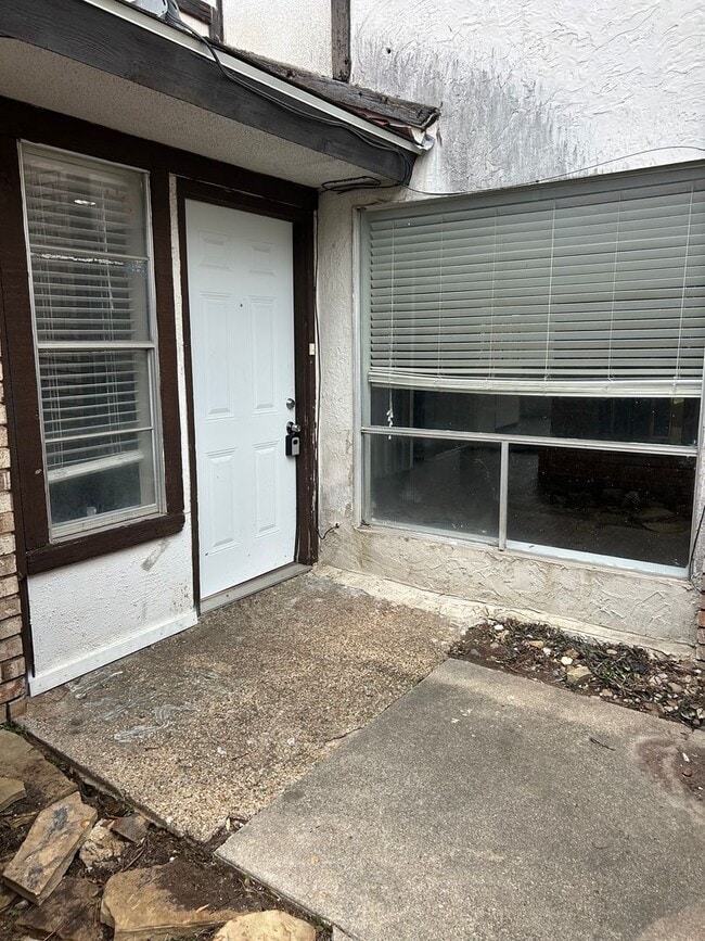 Building Photo - Enjoy a convenient and stylish living!