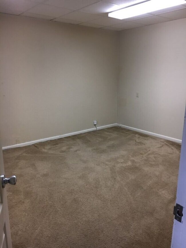Building Photo - TV23 3br/1.5 bath utilities included (you ...
