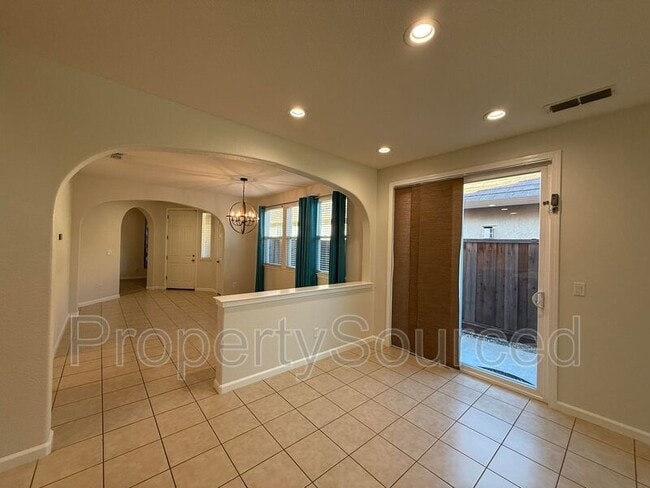 Building Photo - 1720 Dalia Ln