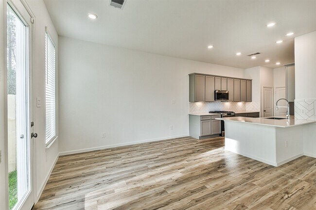 Building Photo - 678 Royal Arch Dr