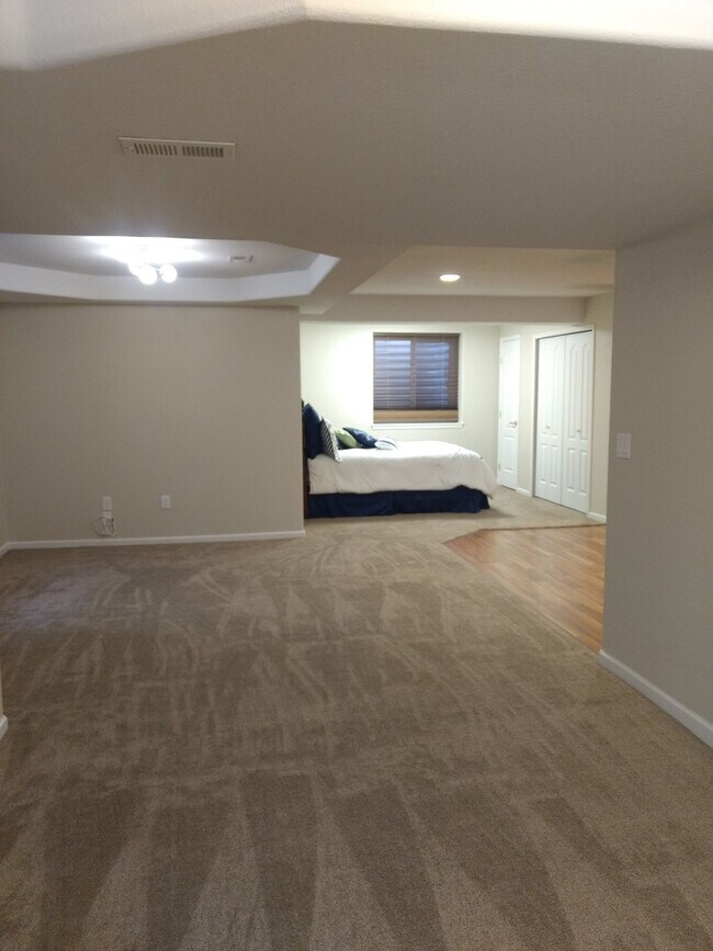 Building Photo - 2 bed/3 bath with spacious finished basement!