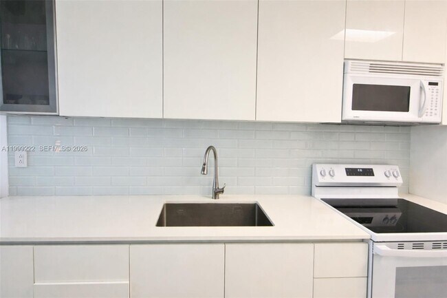 Building Photo - 100 Lincoln Rd