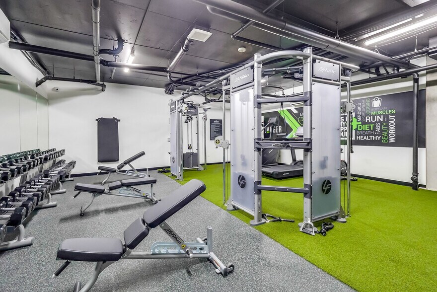 Building Photo - 3630 Overland Ave