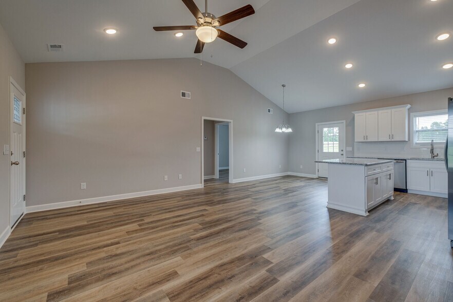 Building Photo - 648 S Tunnel Rd