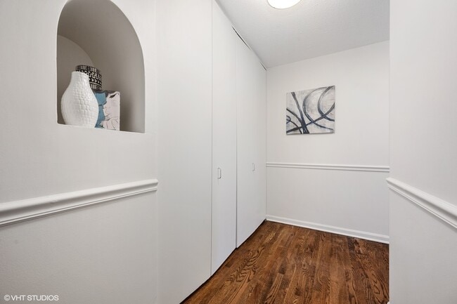 Building Photo - 901 S Plymouth Ct