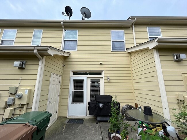 Building Photo - Charming 2BD, 2.5BA Cary Townhome with Sto...
