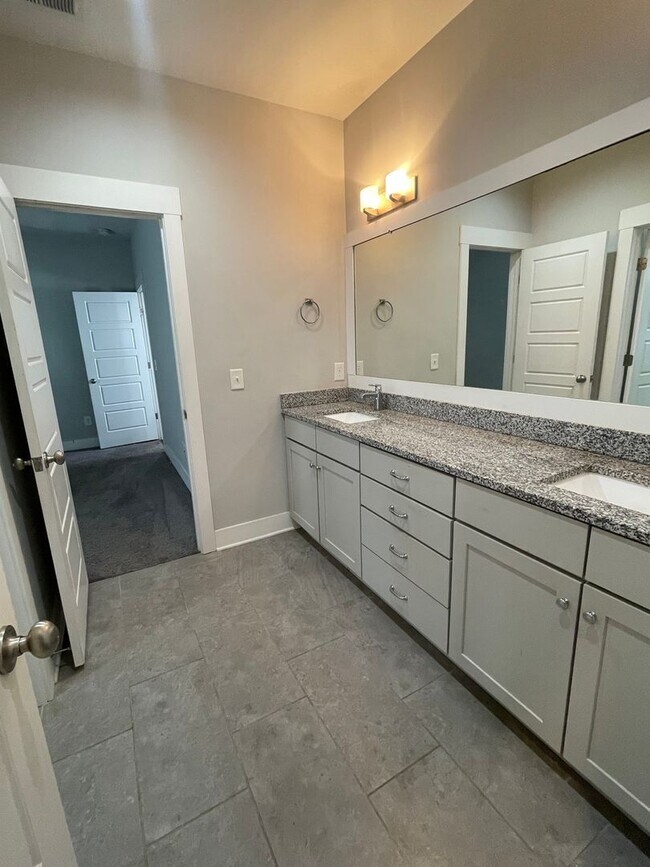 Building Photo - 1104A W Grove Ave