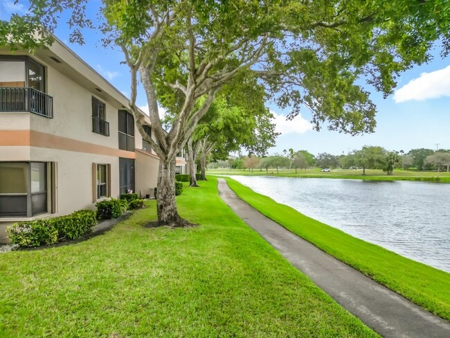 Building Photo - Gorgeous 3 bedroom Corner Unit with Lake view in Coconut Creek
