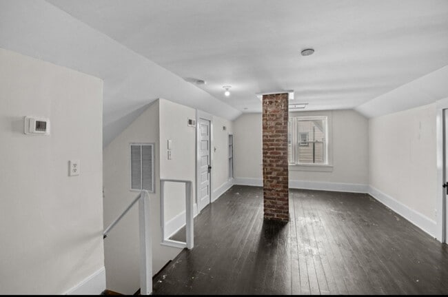 Building Photo - Vintage Charm, 4 BR, Spacious, Close To Ev...