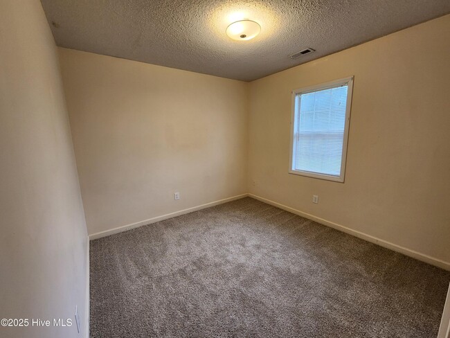 Building Photo - 405 Alec Ct