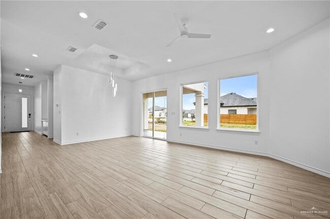 Building Photo - 31 E Conroe Rd