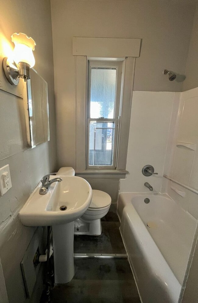 Building Photo - 3 bedroom / 2 bath home!