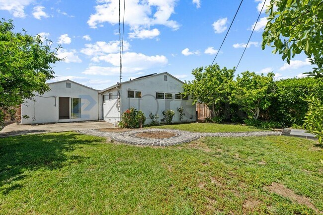 Building Photo - 39372 Drake Wy