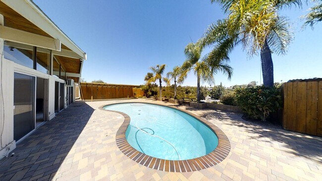 Building Photo - POOL house! BIG rooms! 8 Bedrooms (Lease o...