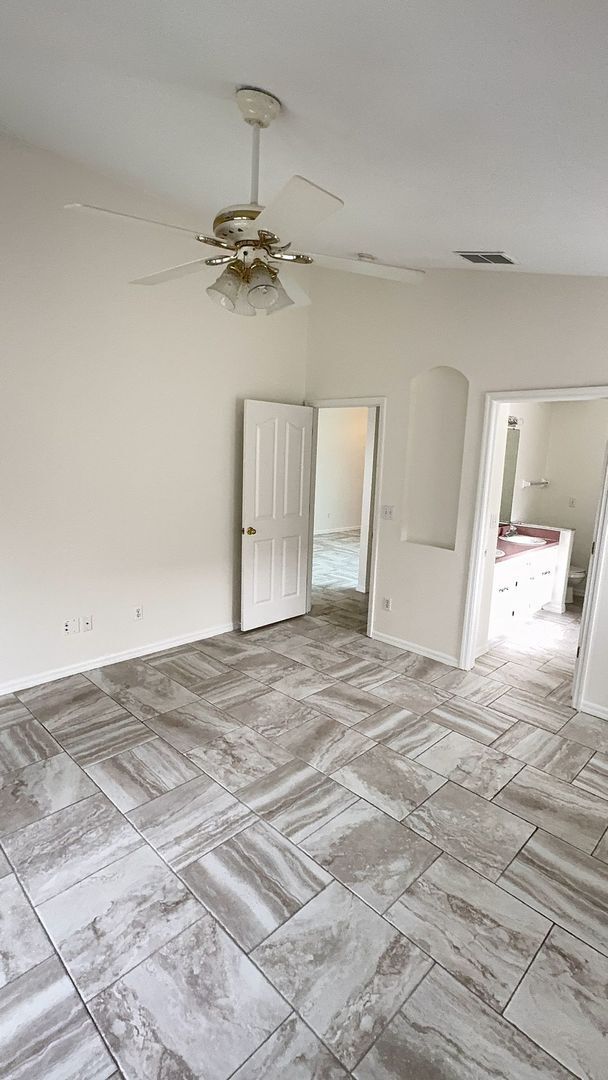 Building Photo - Come see this beautiful 3 bedroom, 2 bath, 2 car garage home for rent near Citrus Park Mall!