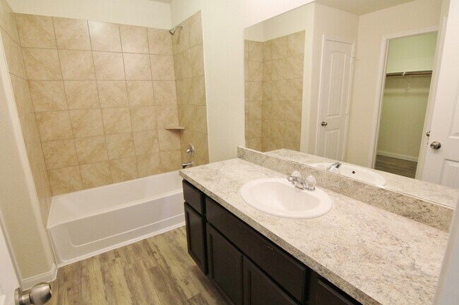 Building Photo - 11 Leisure Shore Ct