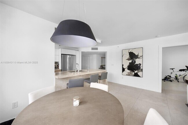 Building Photo - 1155 Brickell Bay Dr