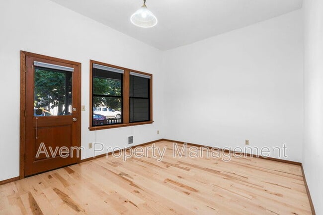 Building Photo - 1229 SE 19th Ave