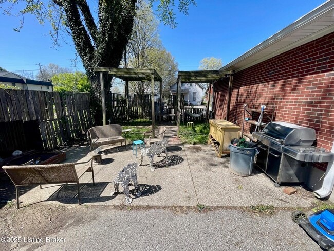 Building Photo - 816 Melford Ave