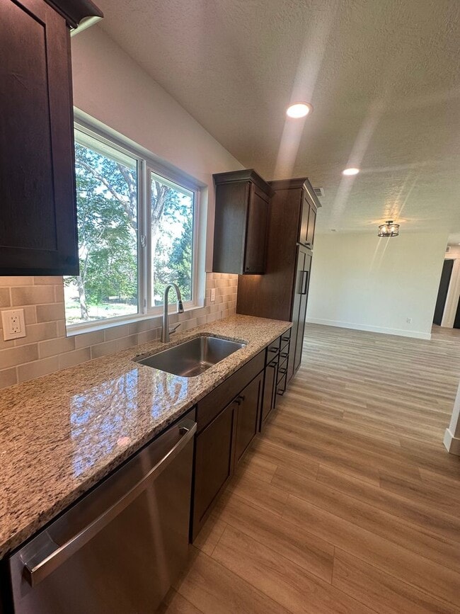 Building Photo - Style and Class....2 Bedroom, 1 bath , 1 C...