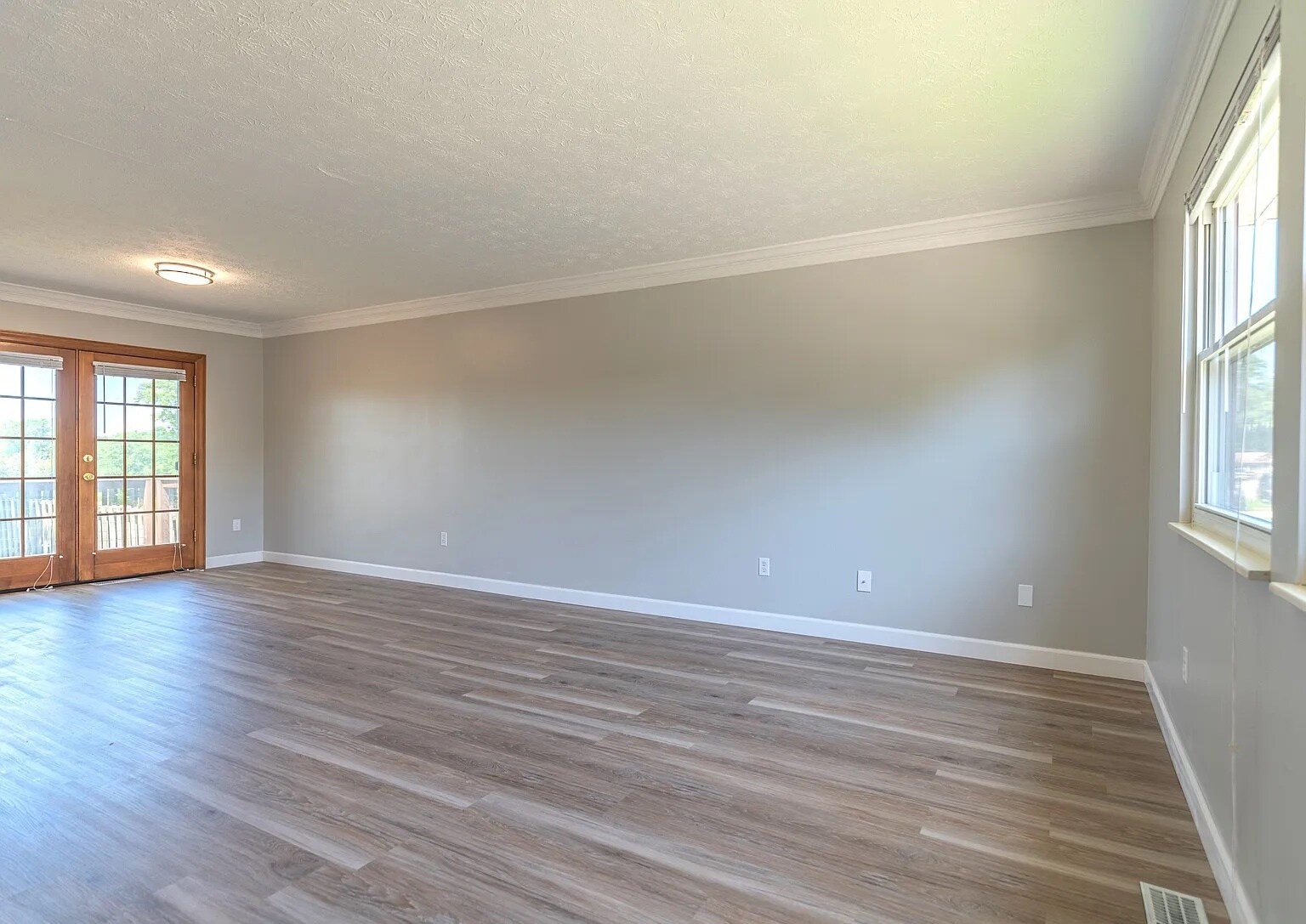 Building Photo - 1047 Alpine Ct
