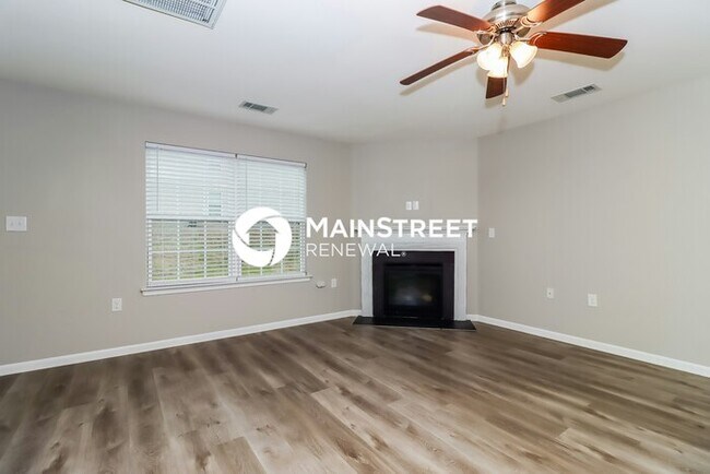 Building Photo - 4 Bedroom Pet-Friendly Home in Dallas, NC with Main Street Renewal
