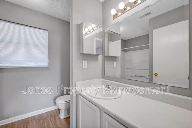 Building Photo - 303 Country Club Dr NE