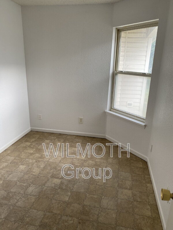 Building Photo - 5251 Bluff View Dr
