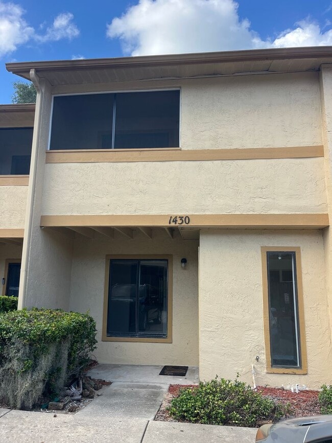 Building Photo - For Rent-2-bedroom, 2.5-bathroom located in the vibrant community of Brandon