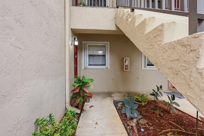 Building Photo - 9633 Riverside Dr