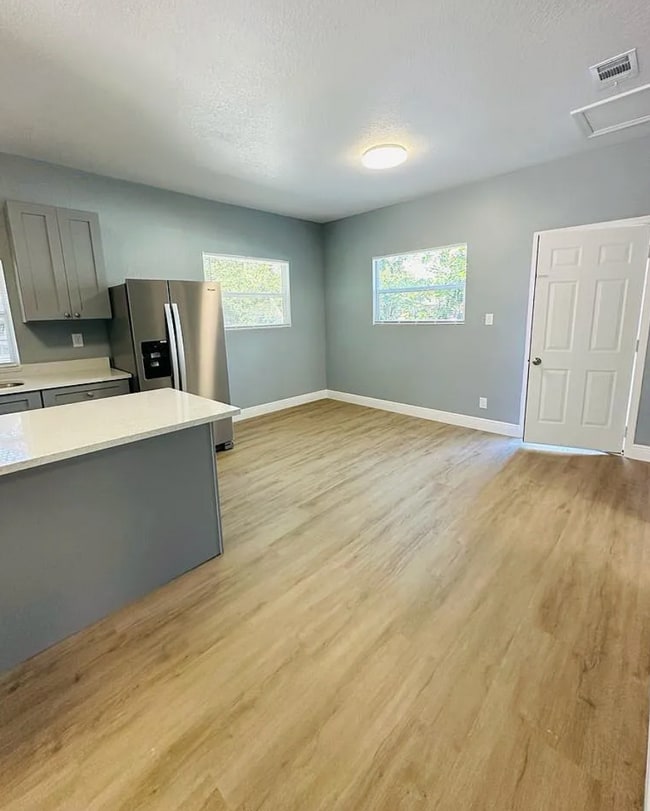 Building Photo - 2139 W St John St